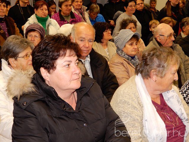 Fellobant az első gyertya lángja 04